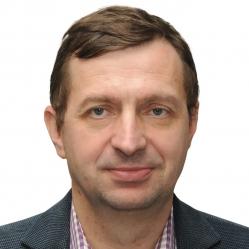 mężczyzna w czarnej marynarce