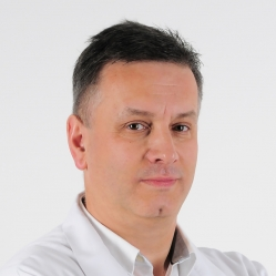 mężczyzna w białej koszuli