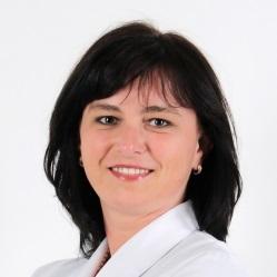 kobieta w białej koszuli
